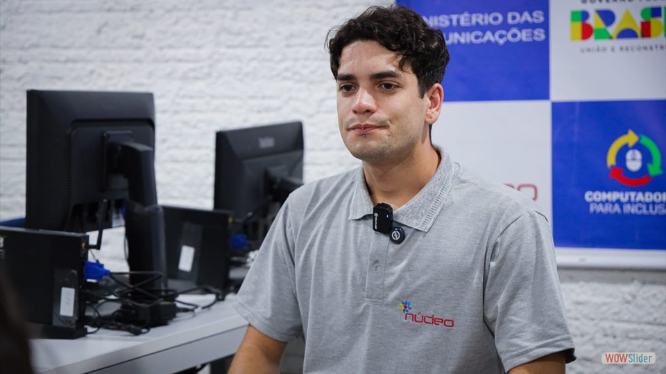 Educador Marcelo Jr. em entrevista para o MCOM